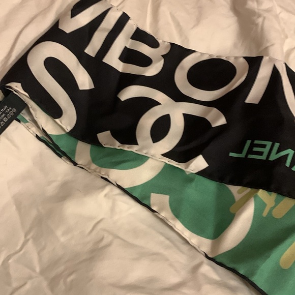 Stunning Authentic limited edition rare and collectible Chanel scarf.Must have! - Picture 3 of 14